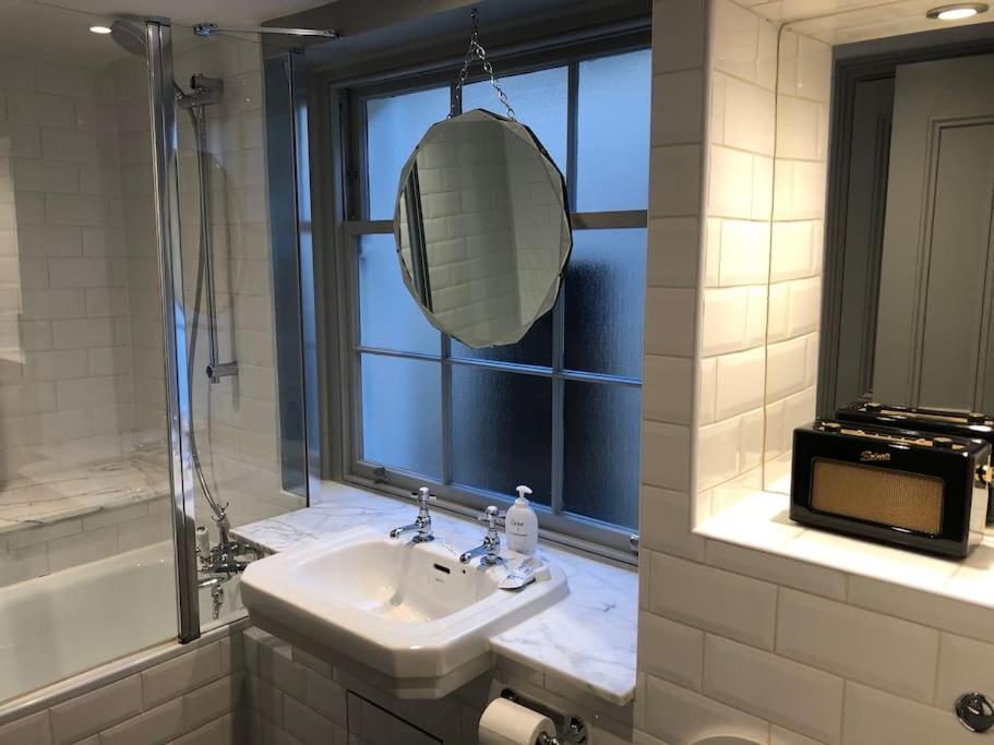 Kings Cross, Self-contained House & Private Garden Case de vacanță Londra