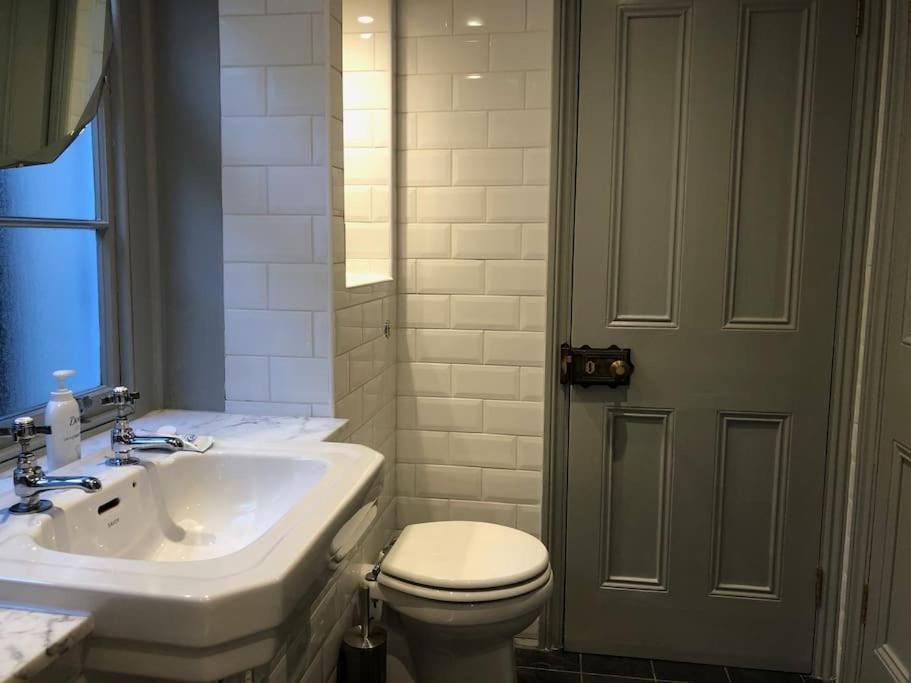 Case de vacanță Kings Cross, Self-contained House & Private Garden *