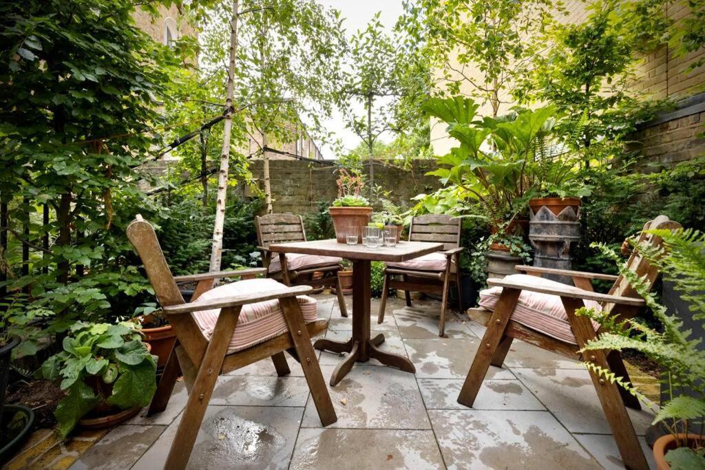 Kings Cross, Self-contained House & Private Garden Case de vacanță Londra